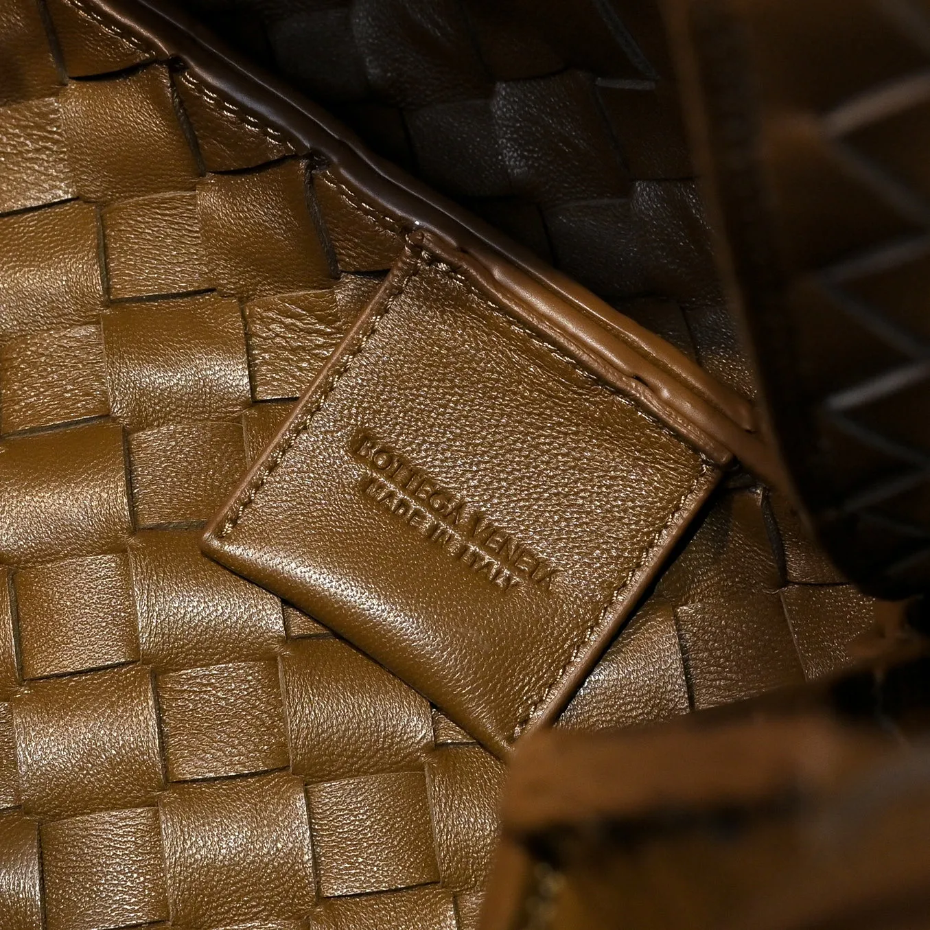 Batch 2160 new products are coming! BOTTEGA VENETA Bottega Veneta's 2025 new Campana shoulder bag is on the market~ First of all, I would like to praise the weight of this bag. As a not too small bag, it is very light for daily use. For people like me who need to carry a lot of belongings when going out, this advantage is great, and it greatly reduces the burden of traveling. 🛍️The shape is a bit like a combination of parachute and jodie. The blunt triangle shape is cute and honest. Carrying it on your back when going shopping is a good mood accelerator. The handles and body of the bag are both classic weaves. A tie is added to the original open design. If it is not tied up, the bag will look like a small vegetable basket when carried. Style number: 4249 Size: 33*20*16.5cm